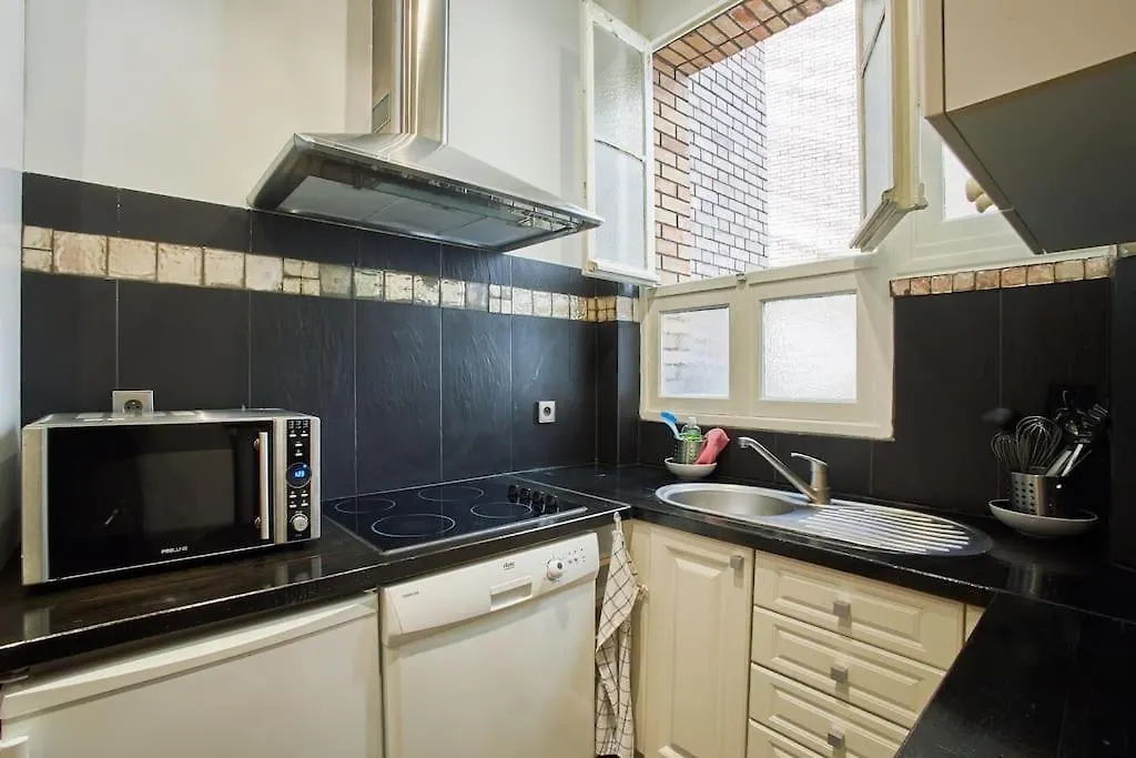Charming Parisian Flat With Eiffel Tower Views *