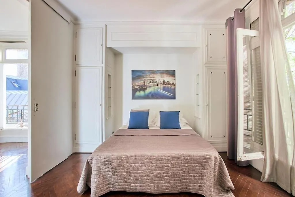 Charming Parisian Flat With Eiffel Tower Views Parijs